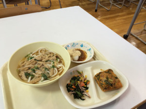 ランチルームでは暖かい麺メニューも選べる